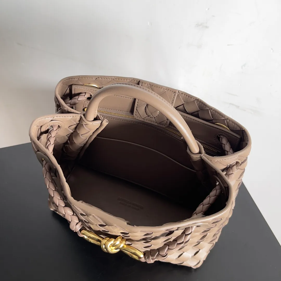 The 2023 new Andiamo batch of 1860 BV has been shipped‼ ️Really popular🔥The new Andiamo woven handbag launched by Bottega Veneta this season is really popular all over the world! ! Celebrities at home and abroad have worn it, and Oscar-winning actress Michelle Yeoh has taken it out on the street. Song Jia, Trai Yara, Yu Feihong, Sanji Ayaka, Rosie Hunting-Whiteley, Yoshioka Riho, etc. have all picked up this bag. It is classic and versatile, showing off its temperament, and the bag capacity is also large, which is very convenient for daily commuting! ! A variety of carrying methods, the shoulder straps can be adjusted by yourself, the original lambskin feels soft and delicate, and the neutral style is made to break gender boundaries and bring a more practical and longer-lasting use experience. Andiamo, which has both elegant and casual styles, perfectly interprets the true appearance of "fashionable old money style". Style number: 743568 Size: 25*22*10.5cm